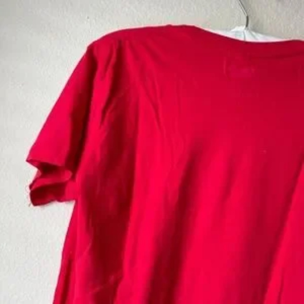 Believe T-shirt  Red  Santa Hat on the B Christmas Holiday  Winter Size Medium - Picture 5 of 13